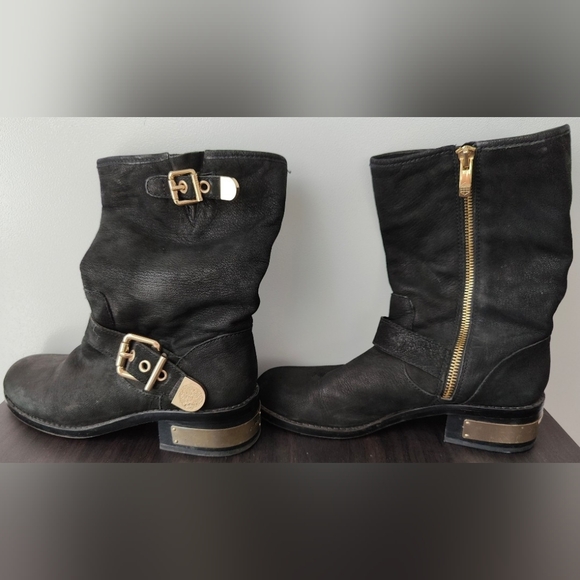 Vince Camuto Winchell Pebbled Black Leather Buckle Accent - Picture 2 of 6